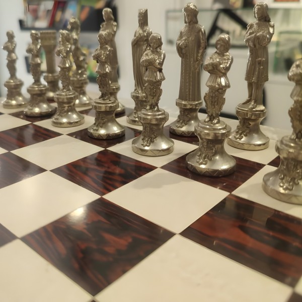 Ensemble d’échecs artisanal en métal et bois de palissandre