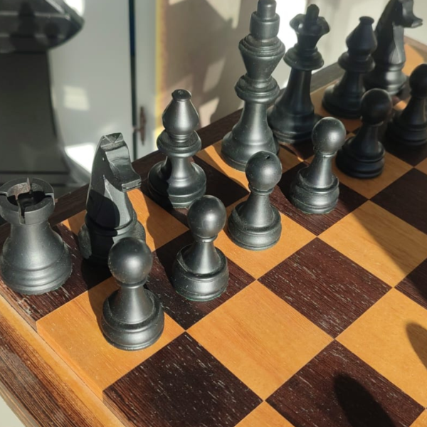 Pièces d’échecs en bois d’olivier