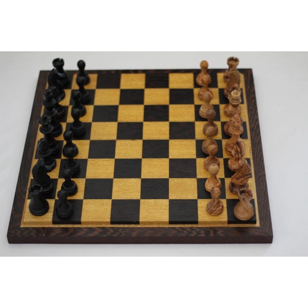Échiquier en bois de padouk et wengé + Pièces en bois d’olivier style africain