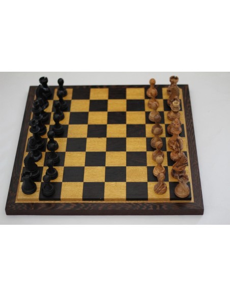 Échiquier en bois de padouk et wengé + Pièces en bois d’olivier style africain