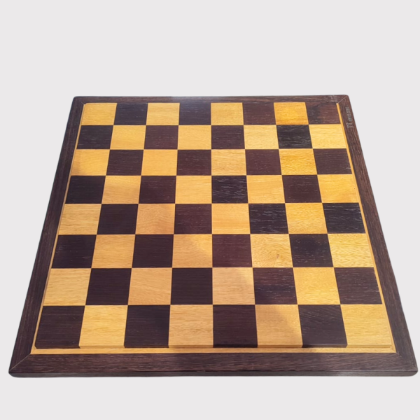 Échiquier en bois de padouk et wengé + Pièces en bois d’olivier style africain