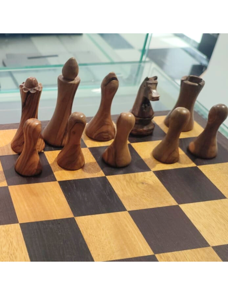 Échiquier en bois de padouk et wengé + Pièces en bois d’olivier style africain