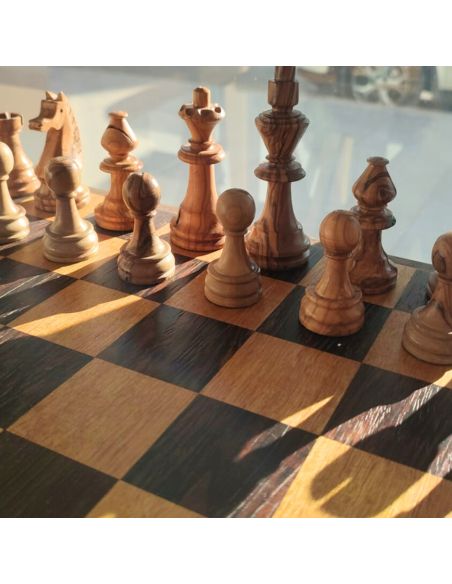 Échiquier en bois de padouk et wengé + Pièces en bois d’olivier style africain