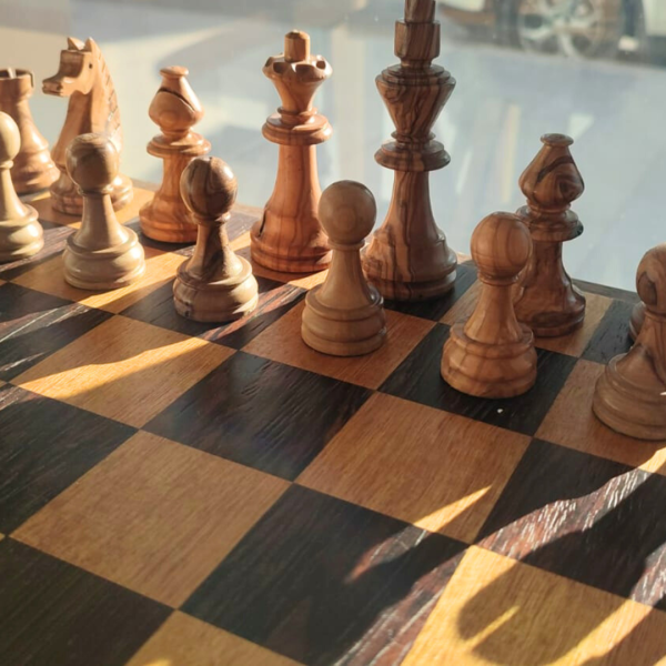 Échiquier en bois d’olivier + Pièces en bois d’olivier style africain