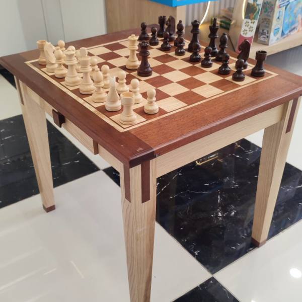 Table échiquier en bois d’acajou et de frêne naturel