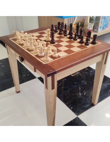 Table échiquier en bois d’acajou et de frêne naturel