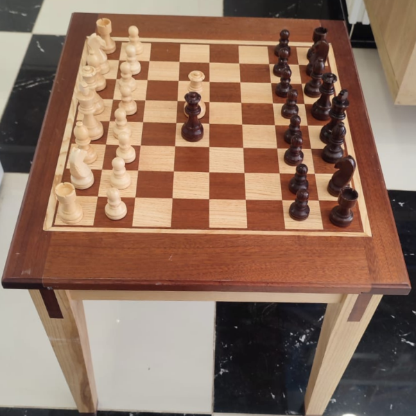 Table échiquier en bois d’acajou et de frêne naturel
