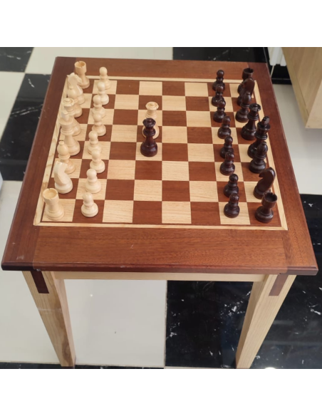 Table échiquier en bois d’acajou et de frêne naturel