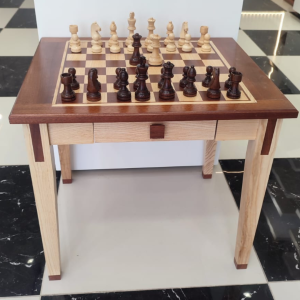 Table échiquier en bois d’acajou et de frêne naturel