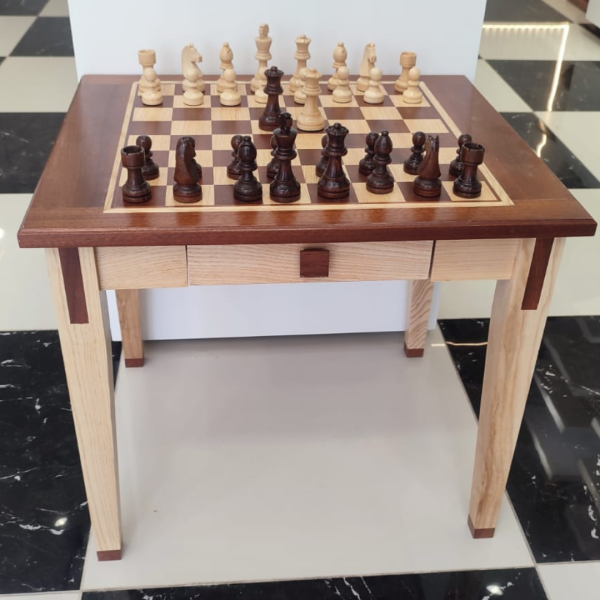 Table échiquier en bois d’acajou et de frêne naturel