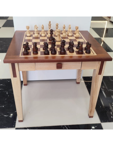 Table échiquier en bois d’acajou et de frêne naturel