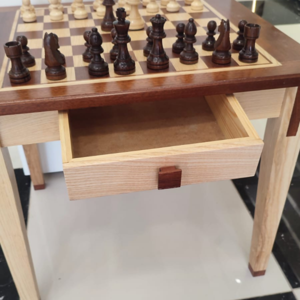 Table échiquier en bois d’acajou et de frêne naturel