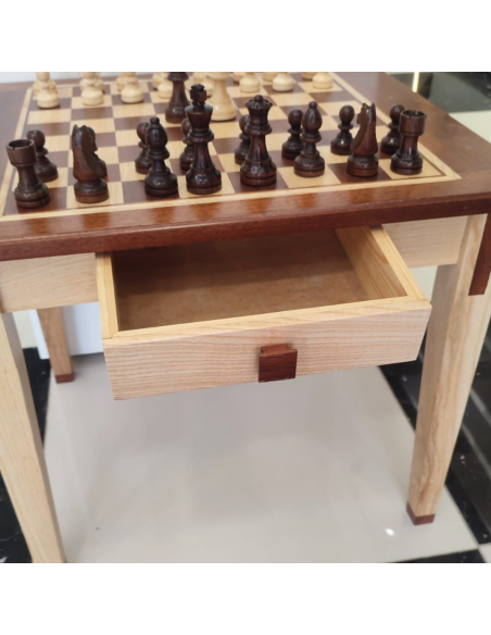 Table échiquier en bois d’acajou et de frêne naturel