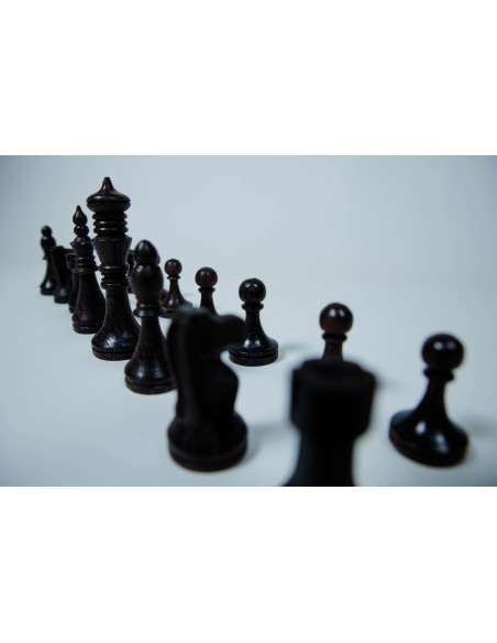 Pièces d échecs en bois Wenge et bois frêne.