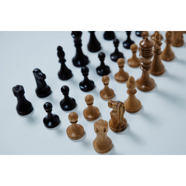 Pièces d échecs en bois Wenge et bois frêne.