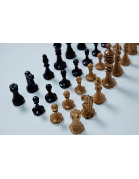 Pièces d échecs en bois Wenge et bois frêne.