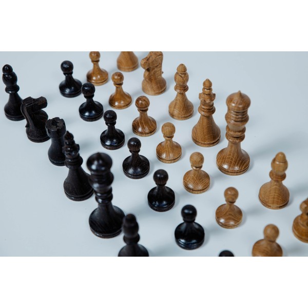 Pièces d échecs en bois Wenge et bois frêne.