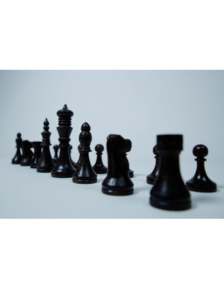 Pièces d échecs en bois Wenge et bois frêne.