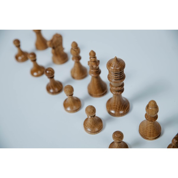 Pièces d échecs en bois Wenge et bois frêne.