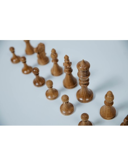 Pièces d échecs en bois Wenge et bois frêne.