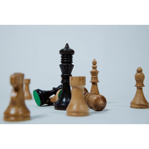 Pièces d échecs en bois Wenge et bois frêne.