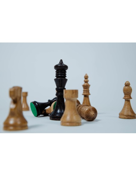 Pièces d échecs en bois Wenge et bois frêne.