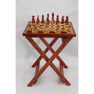 Ensemble d’échecs en bois Padouk et Movingui avec table pliante 2