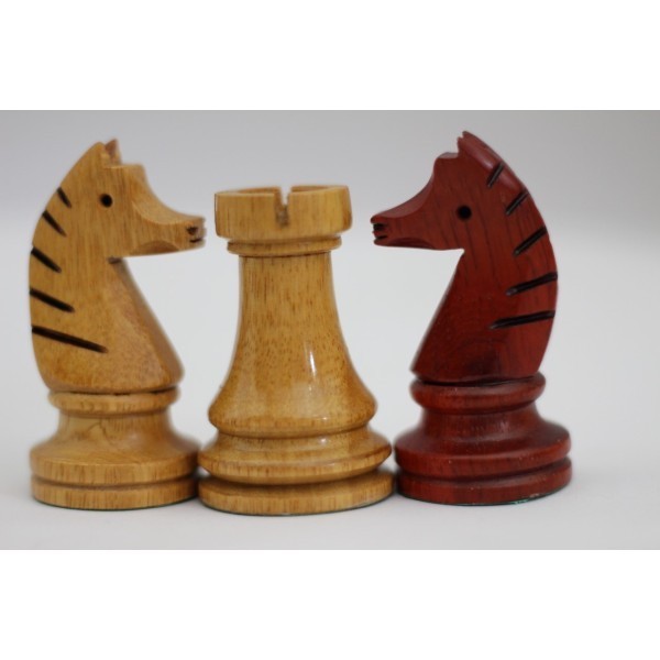 Ensemble d’échecs en bois Padouk et Movingui avec table pliante