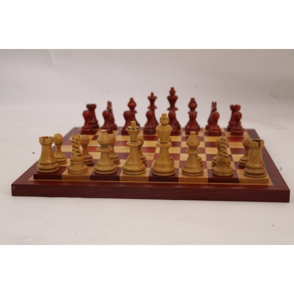 Ensemble d’échecs en bois Padouk et Movingui avec table pliante