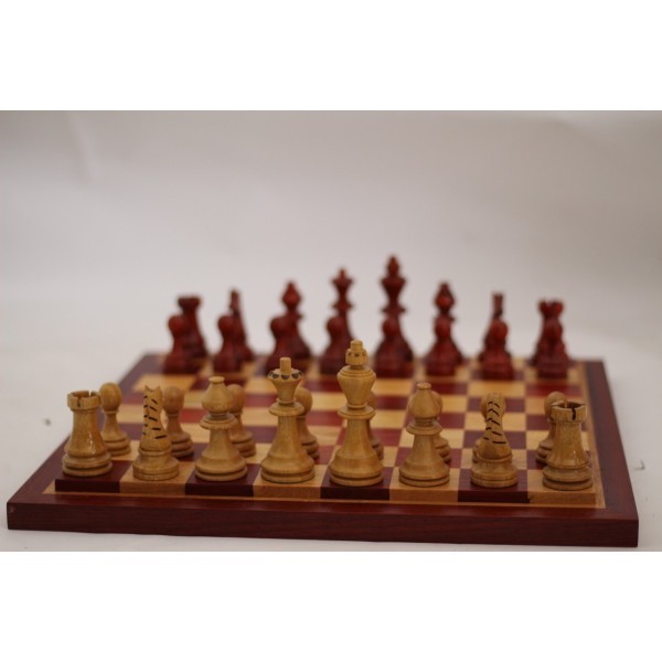 Ensemble d’échecs en bois Padouk et Movingui avec table pliante